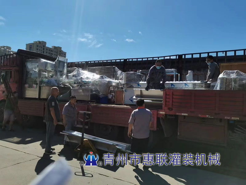 食用油灌裝機全套生產線發(fā)往臨沂